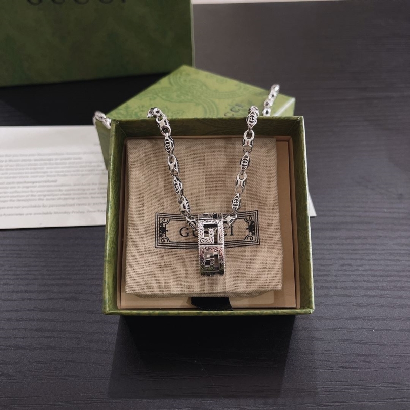 G*u*i necklaces